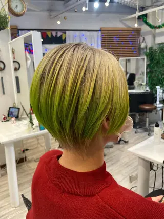 ショート インナーカラー 推し ブリーチ 髪質改善のヘアスタイル