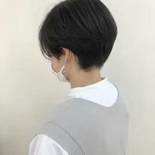 ショート レイヤー/顔まわり カット/地毛風カラーのヘアスタイル