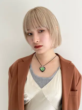 ミディアム ハイトーン💎 ホワイトベージュ坪谷のヘアスタイル