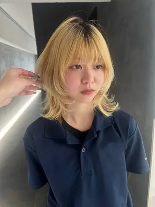 ミディアム Akari🧬レイヤ ー/ハイトーン/天神のヘアスタイル