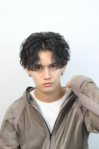 ミディアム パーマ ヘアアレンジ メンズ 🔥ニュアンス フェザー小林海斗🔥のヘアスタイル