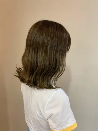 ミディアム カラー 顔まわりカット✄ ベージュカラー🧸のヘアスタイル