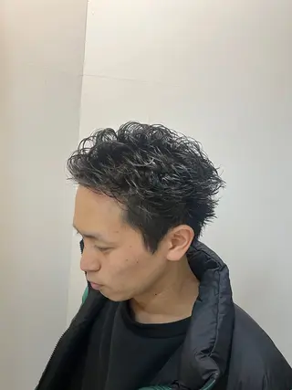 パーマ メンズ ダブルカラー寒色系 ボリューム改善ハヤトのヘアスタイル