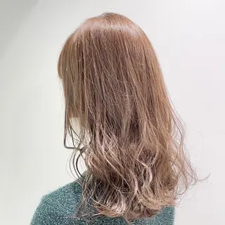 ロング 寒色/ベージュヘア ブリーチありMiOのヘアスタイル