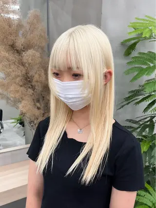 セミロング カラー イツク ⚡️ ルーツ/ハイトーンのヘアスタイル