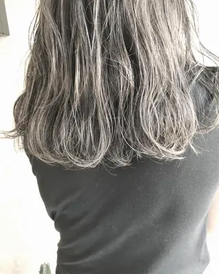 セミロング カラー 顔周りレイヤーカット ブリーチminamiのヘアスタイル