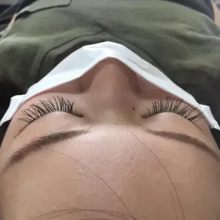 マツエク・マツパ レイヤーカット✖️ 柔らかベージュカラーのヘアスタイル