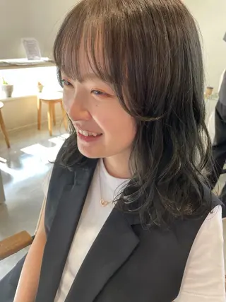 ミディアム トップディレクター アヤカのヘアスタイル