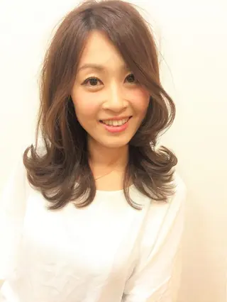 ミディアム パーマ 秋谷 伸江のヘアスタイル