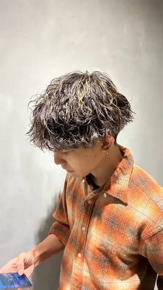 ミディアム パーマ メンズ メンズバレイヤージュ シャドウパーマのヘアスタイル