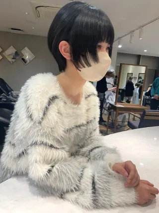 ショート 透明感オリーブ🫒/ ブリーチなしWカラーのヘアスタイル