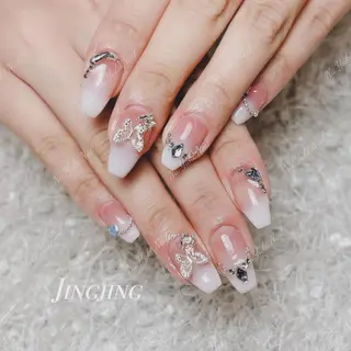 ネイル 🦋 Queenieのネイルデザイン
