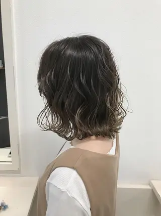 ミディアム カラー lani ブリーチ /ダブルカラーのヘアスタイル