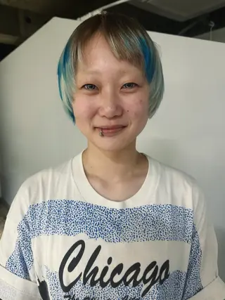 ショート カラー BURROW うえみ 寿々のヘアスタイル