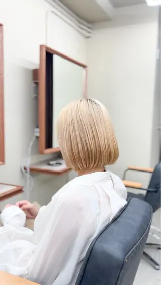 ショート バタフライレイヤー/ ニシトモユキのヘアスタイル