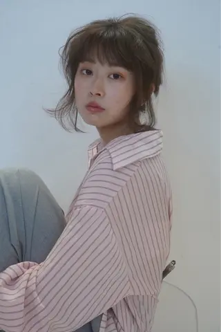 セミロング カラー ヨシノ マナウのヘアスタイル