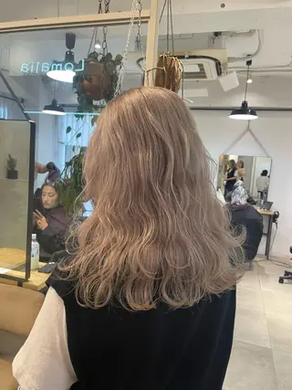 セミロング カラー ミルクティー× グレージュMOMOのヘアスタイル