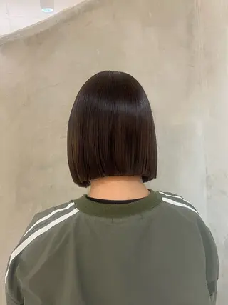 ミディアム 切りっぱなしボブ/ 艶カラー/綾莉のヘアスタイル