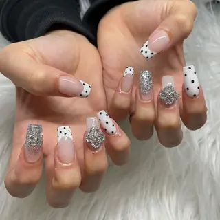 ミディアム ネイル Y. Sのネイルデザイン
