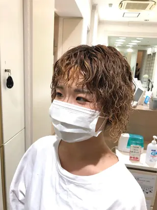 ミディアム カラー パーマ 渕向 克海のヘアスタイル