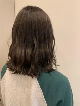 ミディアム カラー om's poka 伊藤百花のヘアスタイル