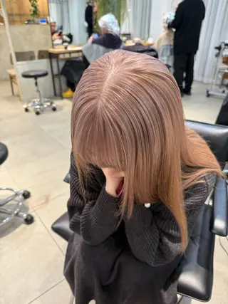 セミロング カラー ミルクティー× グレージュMOMOのヘアスタイル