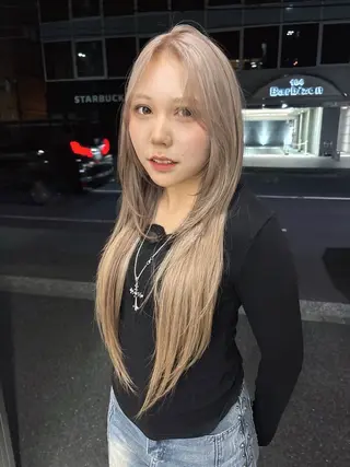 ミディアム カラー yiye shioriのヘアスタイル