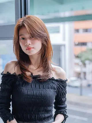 ミディアム カラー Lino by hoNuaのヘアスタイル