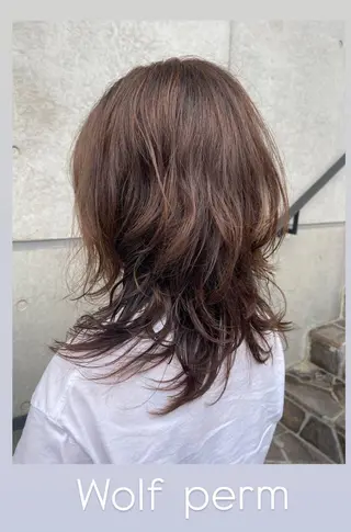 ミディアム パーマ 三浦 仁美のヘアスタイル