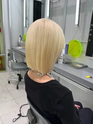 ショート ブリーチカラー/ブロ ンドレイヤーカットのヘアスタイル