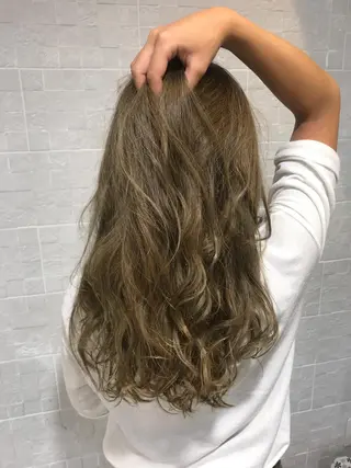 セミロング カラー ブリーチ特化 梅田本多翔のヘアスタイル