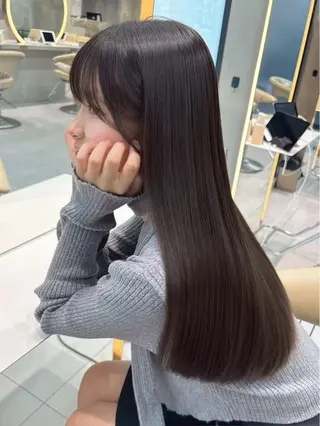 ロング tomoya 透明感のグレージュのヘアスタイル
