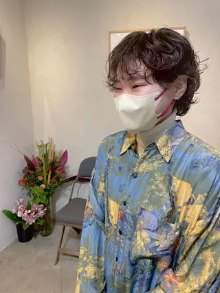 ショート パーマ Takanishi くすみベージュカラーのヘアスタイル