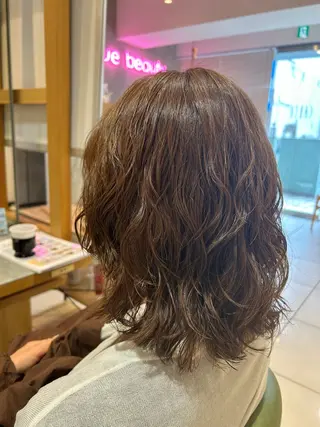 ミディアム カラー パーマ ハイライトカラー レイヤーカットのヘアスタイル