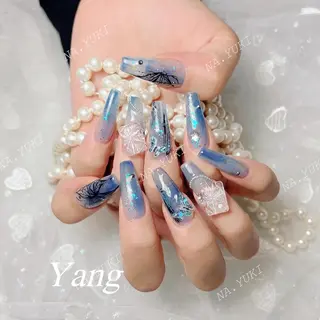 ネイル 🦋 Queenieのネイルデザイン