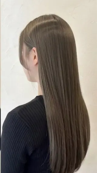 ロング 透明感カラー特化若山 結愛のヘアスタイル