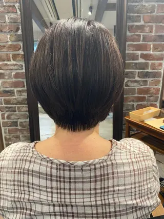 ショート カラー 沖田 舞衣のヘアスタイル