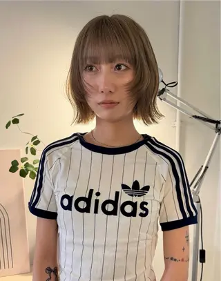 ショート カラー MIU/ルーツカラー 顔まわりレイヤーのヘアスタイル