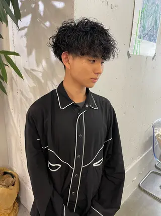 メンズ 顔まわりレイヤー デザインカットのヘアスタイル