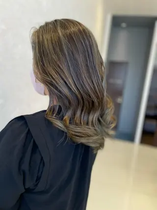 カラー 絹川 琴美のヘアスタイル