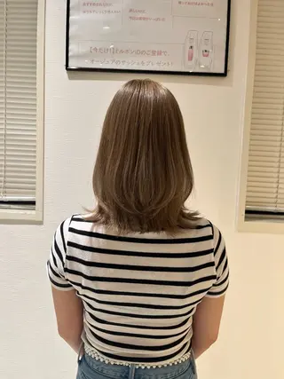 ミディアム 新谷 瀬里菜のヘアスタイル