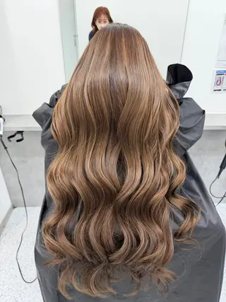 ロング 瀧優華白髪ぼかし 大人レイヤー🩵のヘアスタイル