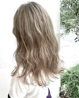 ロング カラー ダメージレスブリーチ HIROSHIのヘアスタイル
