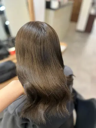 ミディアム カラー 黒川 綾音のヘアスタイル