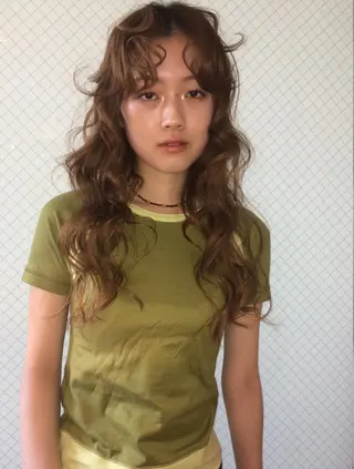ロング 山田 麻椰のヘアスタイル