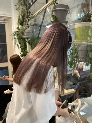 ロング カラー ミルクティー× グレージュMOMOのヘアスタイル