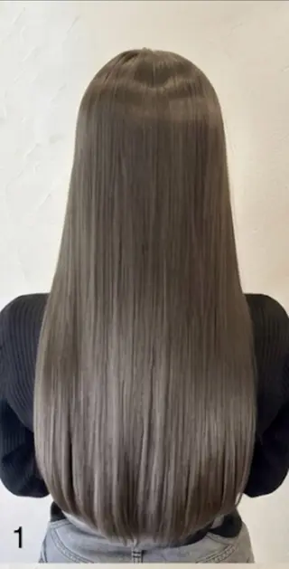 ロング 透明感カラー特化若山 結愛のヘアスタイル
