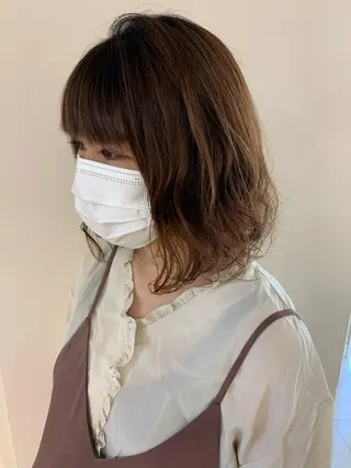 ミディアム パーマ 顔まわりカット✄ ベージュカラー🧸のヘアスタイル