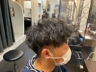 ショート パーマ メンズ 西宮ハイトーンカラー ひらり💜のヘアスタイル