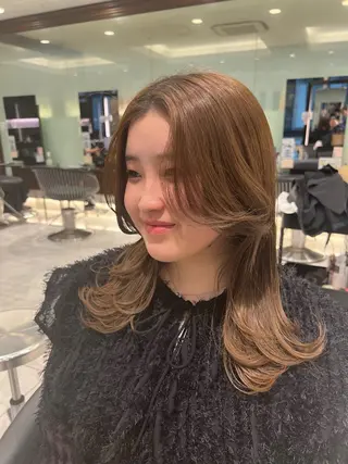 セミロング コテ巻きパーマ💙 シノヤユイのヘアスタイル